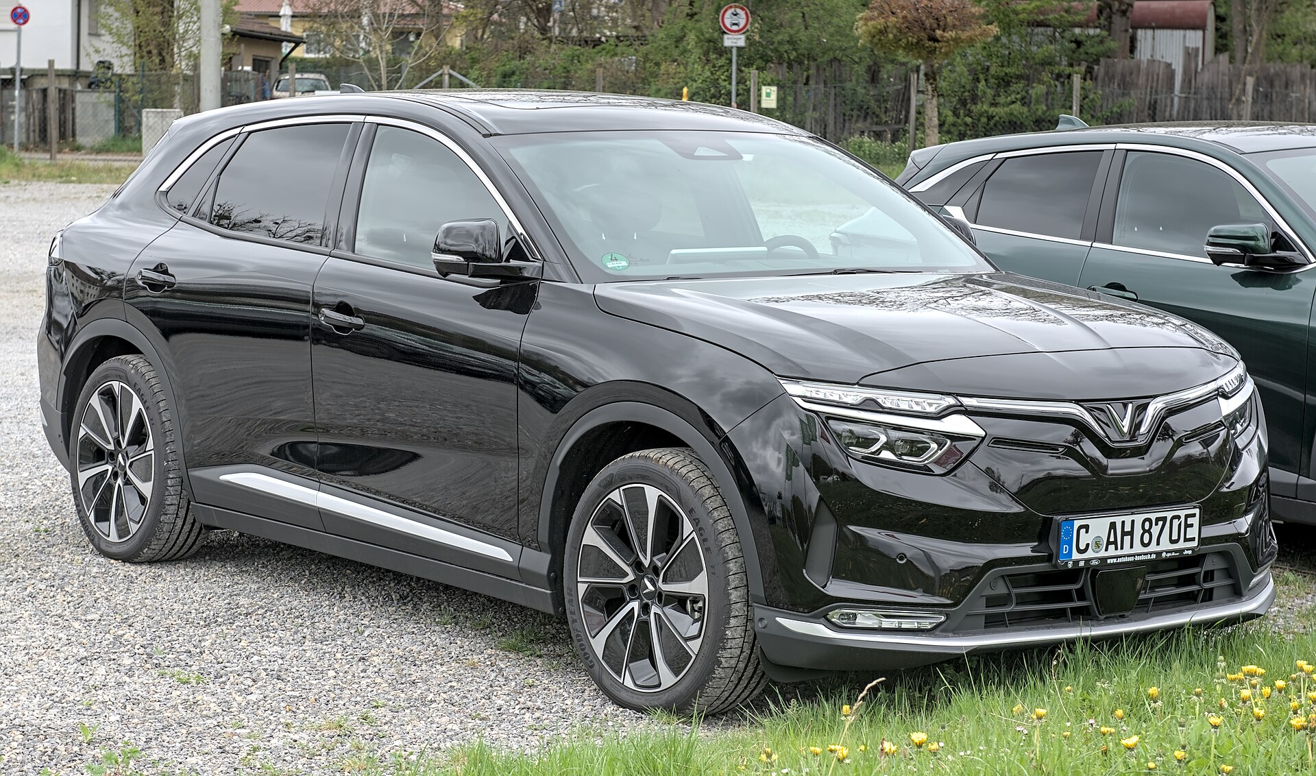 2025 VinFast VF8 Eco